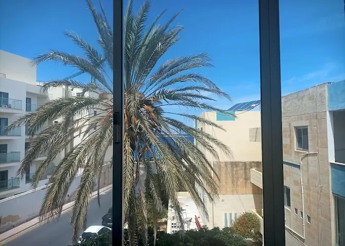 Апартаменты Beautiful Flat With Swimming-pool & Seaview Сент-Полс-Бей